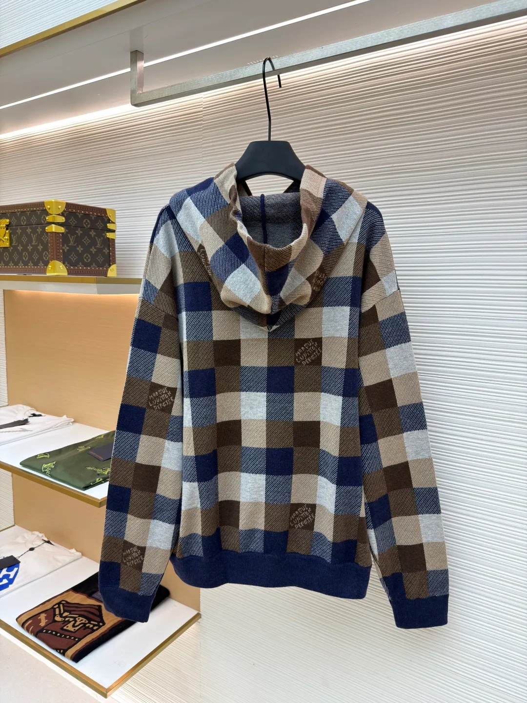 LOUIS VUITTON colorful plaid woolen sweatshirt ●Original version: purchased and developed for 24400 ●Item number: 1680883-C55 ●Fabric: wool blended fabric ●Technology: jacquard production ●Version: fitted version ●Weight: about 835 grams ●Size: XS-S-M-L ●Description: The yarn is made of [2/48 wool blended yarn], which is combined and matched with [four color fabric pieces]. This fabric piece uses [14-needle computer machine], each [weaving piece takes 280 minutes], the whole piece [four-color sesame bottom jacquard], prone to missing stitches; [hand stitching] uses [20 needles] Seam], the whole piece is composed of [7 pieces + 4 fences], the front and rear shirt legs are [double-sewn separately], the hat bones and collar bones are all wrapped with [small cylinders], and all the grids need to be in the right color, which increases the difficulty and time of sewing; the hat rope pendant needs to be [purely hand-made], which increases the time for finishing the tail. The overall wiring is straight and delicate, the fabric is comfortable and soft, and the color is consistent without color difference. It can be matched with the same style to create a fashionable look and control various occasions. Customized accessories, complete with three standards, same style for men and women!